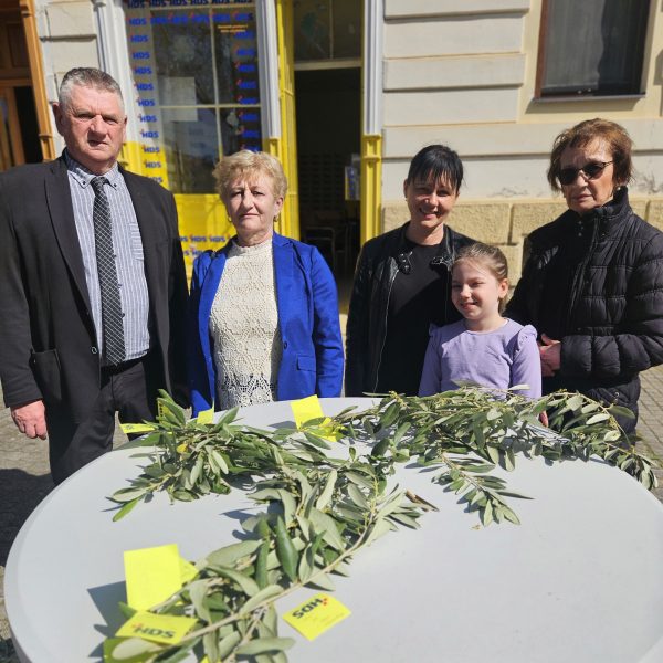 Članice i članovi HDS-a Nova Gradiška dijelili maslinove grančice